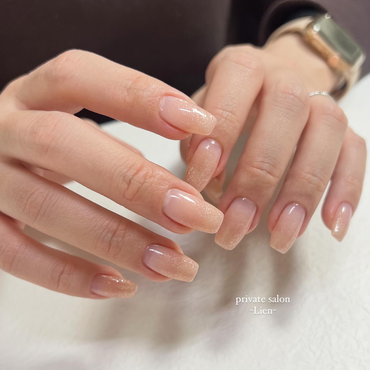 オフィスにぴったりな、シンプルで美しいグラデーションネイルが